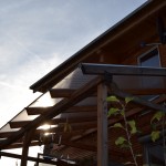 Pergola mit Stegplatten und Holz